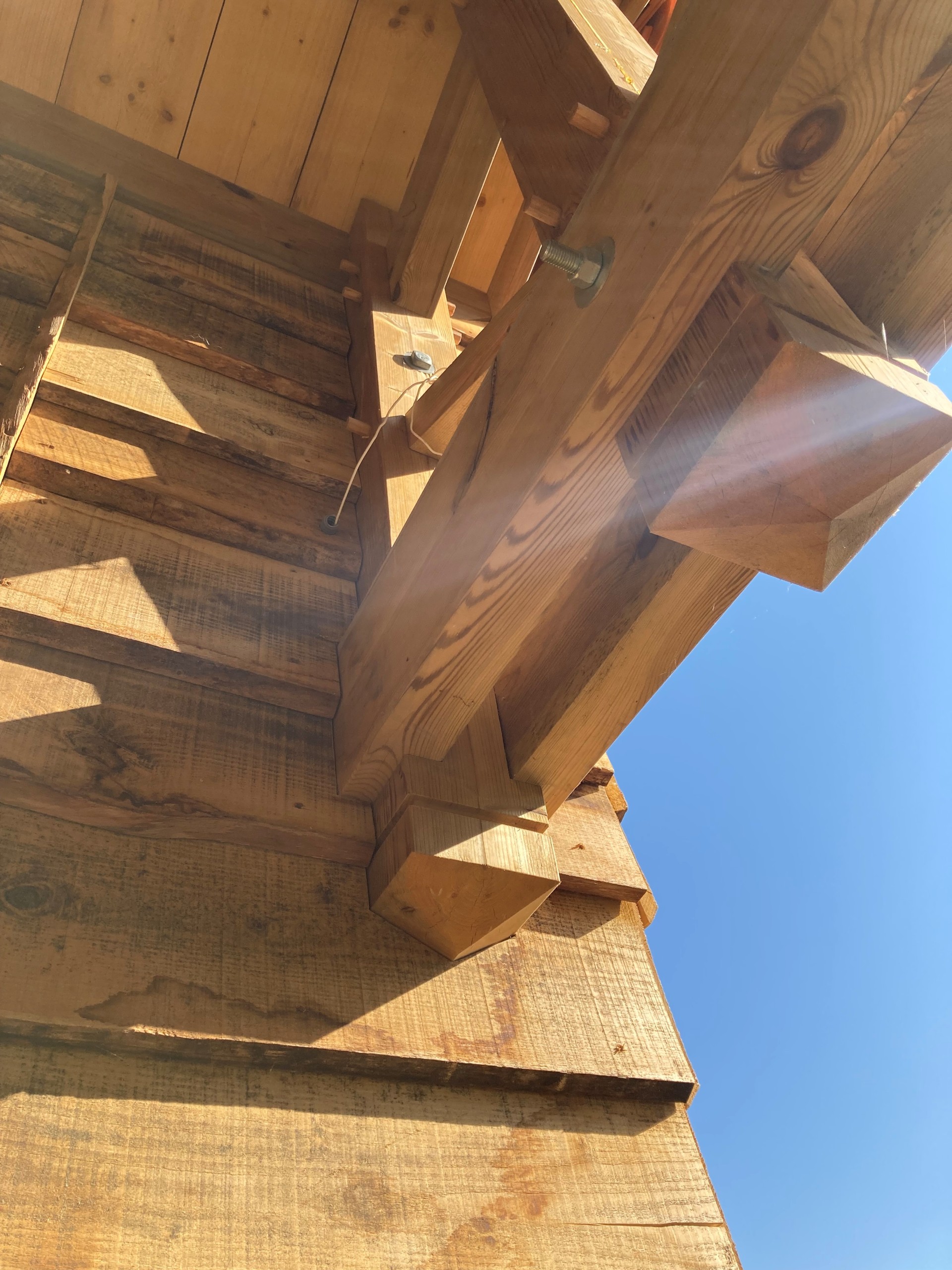 Assemblage traditionnel bois avec détails de charpente extérieure.