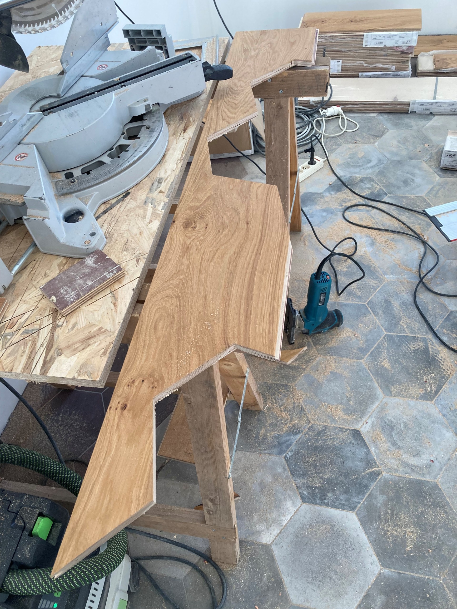 Découpe et façonnage de pièces de bois sur mesure en atelier.