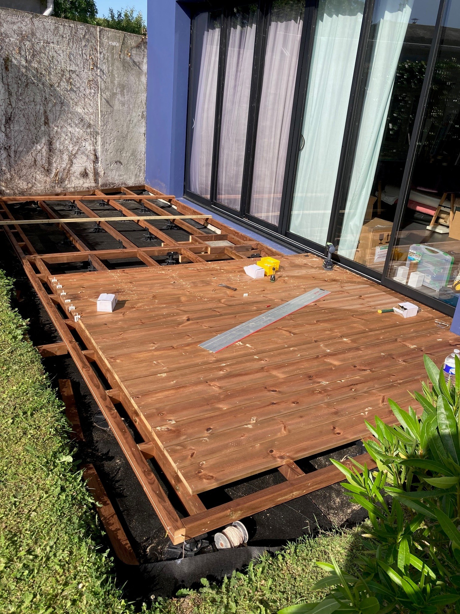 Structure de terrasse bois en cours de réalisation sur plots.