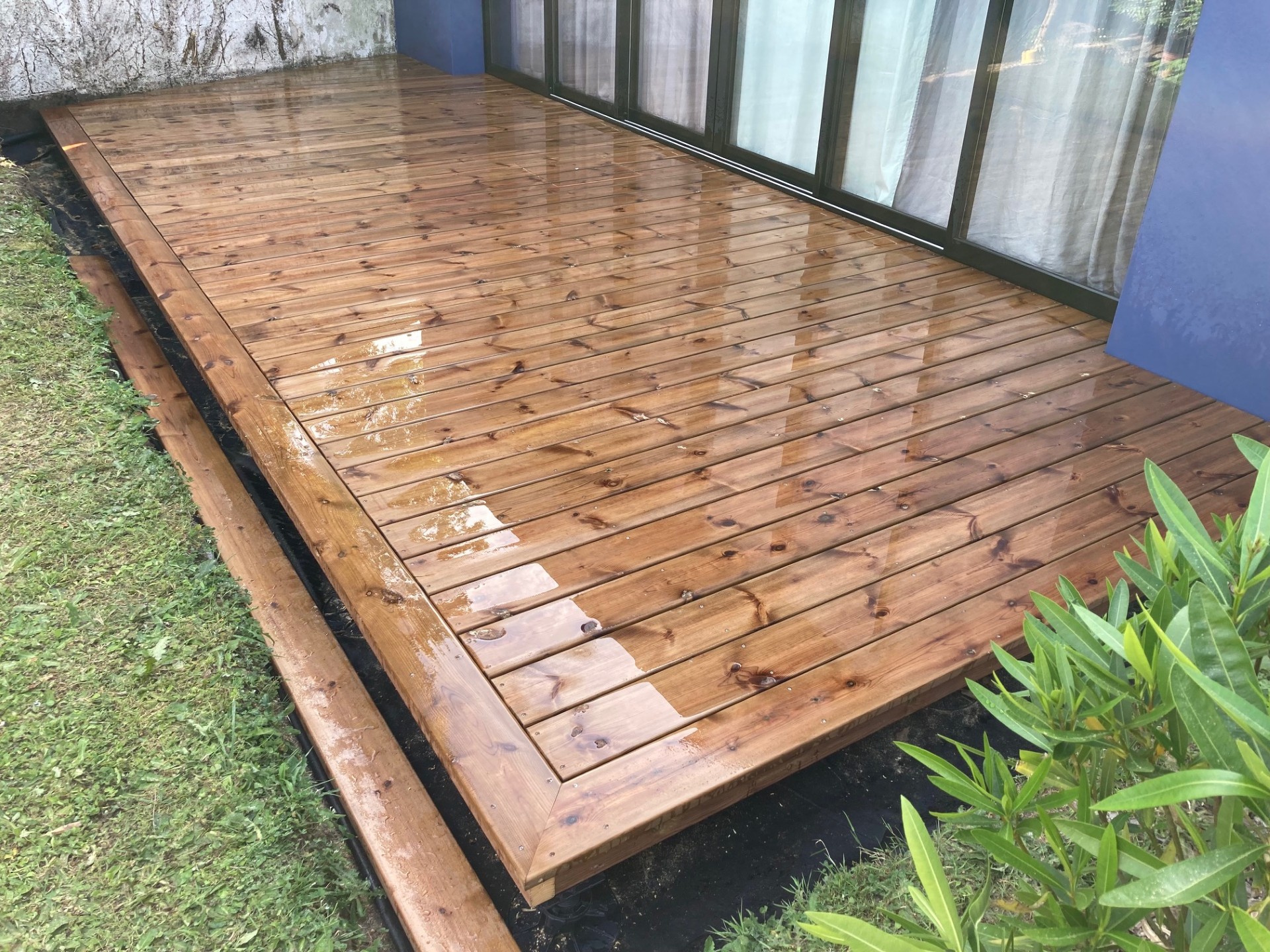 Terrasse bois terminée avec lames et finitions.