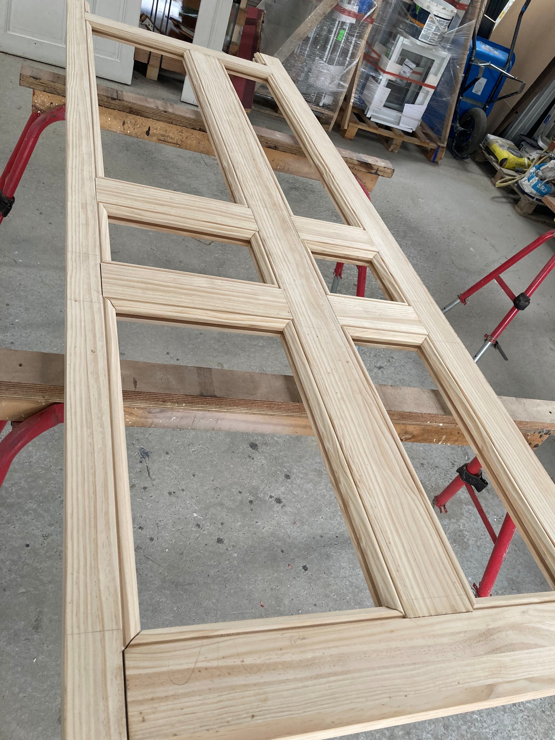 Fabrication d’une porte en bois massif en atelier.