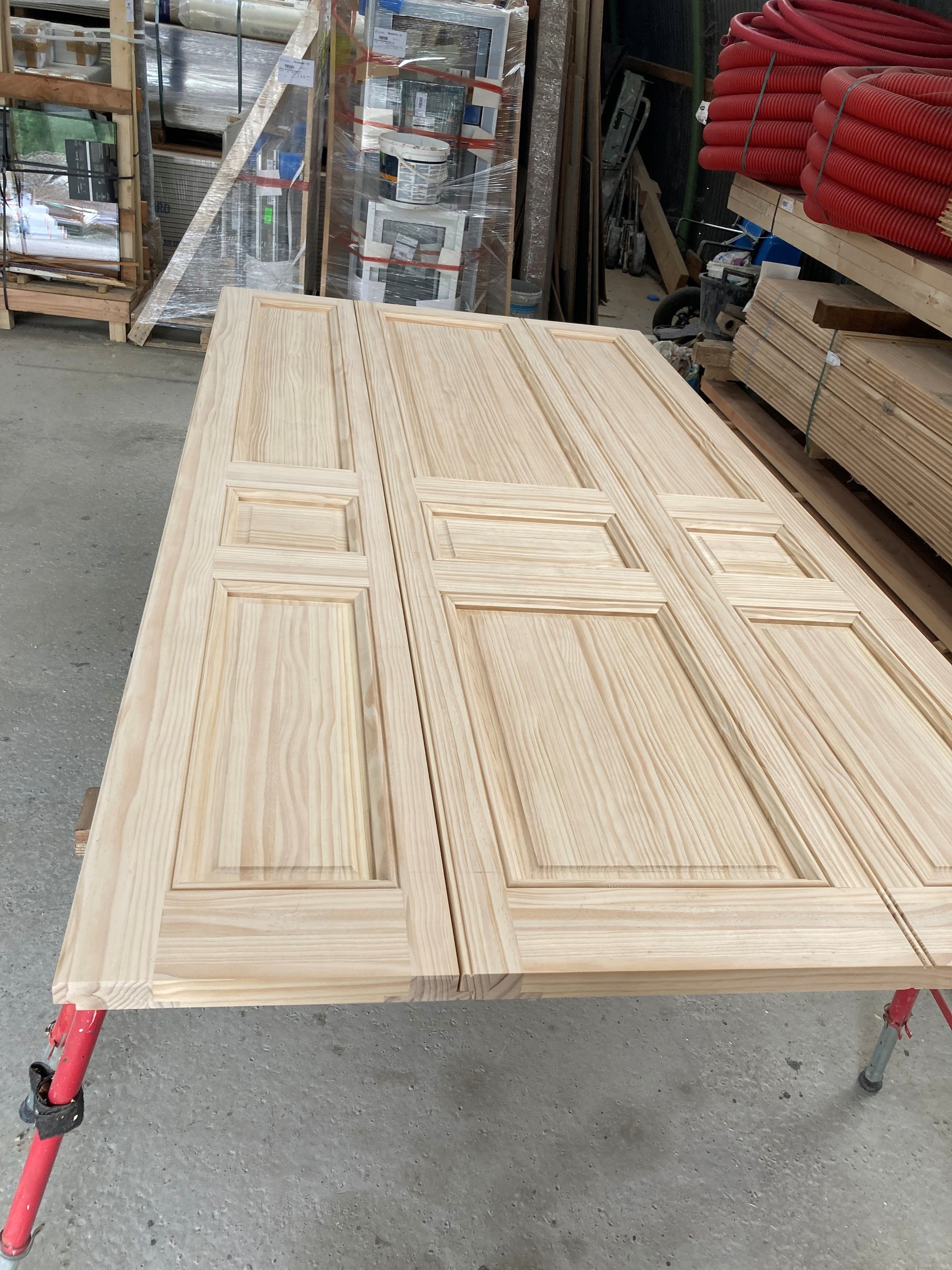 Portes en bois massif assemblées et prêtes à être finies.