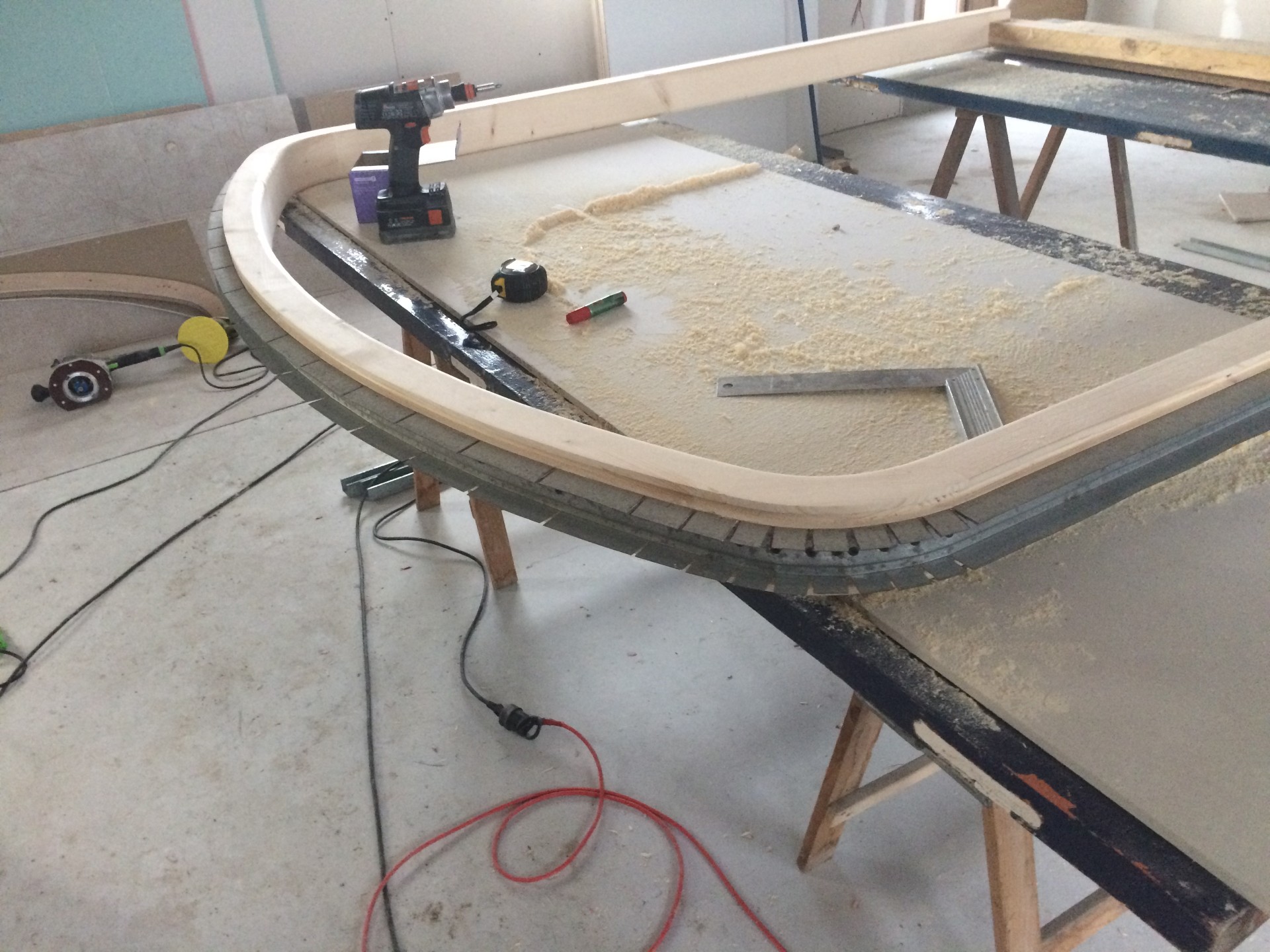 Cintrage et fabrication d’un élément bois courbe en atelier.